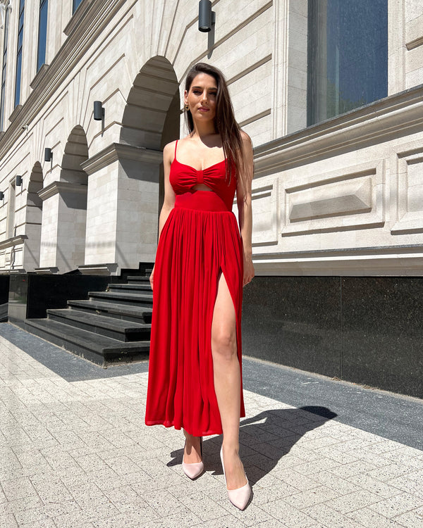 Rochie rosie midi cu bretele subțiri și decupaj frontal elegant.