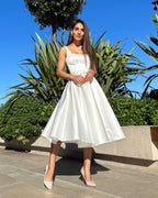 Rochie cununie civila midi albă cu slit și decolteu, croială A-line, din satin regal, pentru evenimente speciale.