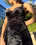 Rochie catifea elegantă neagră din catifea cu decolteu și slit, cupe și fermoar.