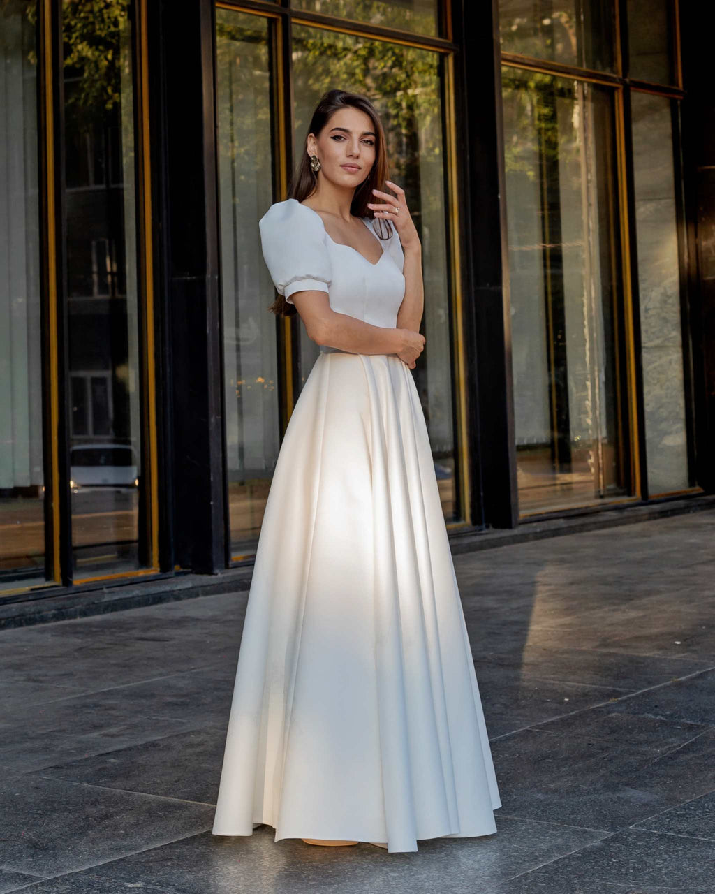 Rochie de mireasa albă elegantă cu mâneci scurte și croială clasică din satin.