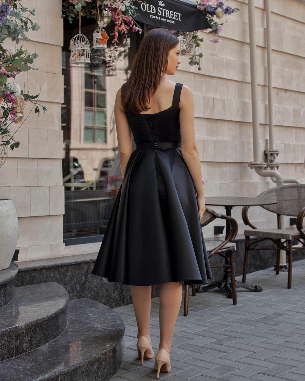 Rochie de ocazie neagră midi scurtă cu corset și șliț, elegantă, stil A-line, din satin, fără mâneci.