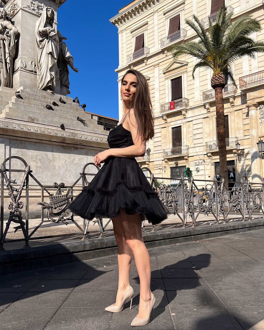 Rochie eleganta neagră scurtă evazată cu bretele și volan.