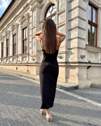 Rochie eleganta maxi mulată cu slit pe partea stângă, vedere spate.