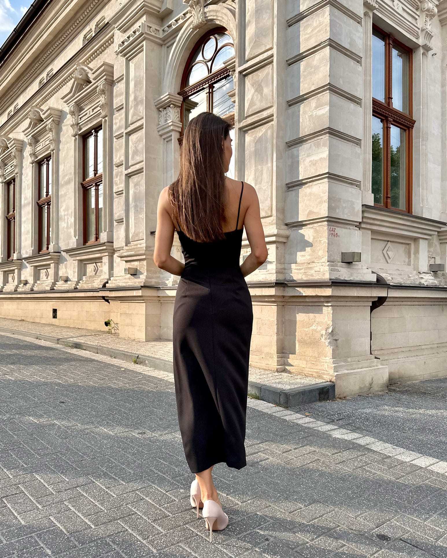 Rochie eleganta maxi mulată cu slit, lungime 105 cm, vedere spate.