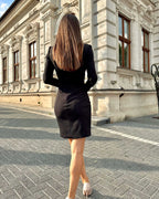 Rochie neagra elegantă mini cu mâneci, material elastic, lungime 85 cm.
