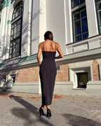 Rochie eleganta maxi casual neagră cu bretele din crep, ajustată pe corp, cu fermoar la spate.