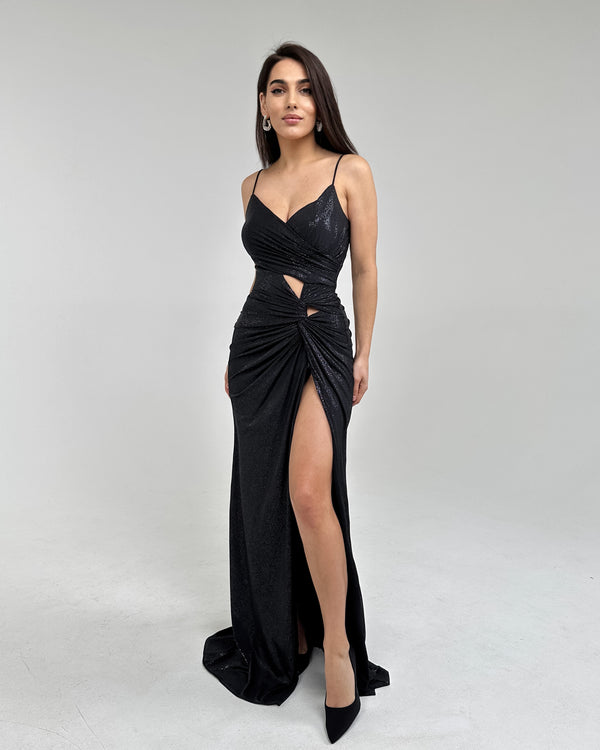 Rochie lunga elegantă cu bretele, șliț și decolteu, material elastic, cupe la bust.