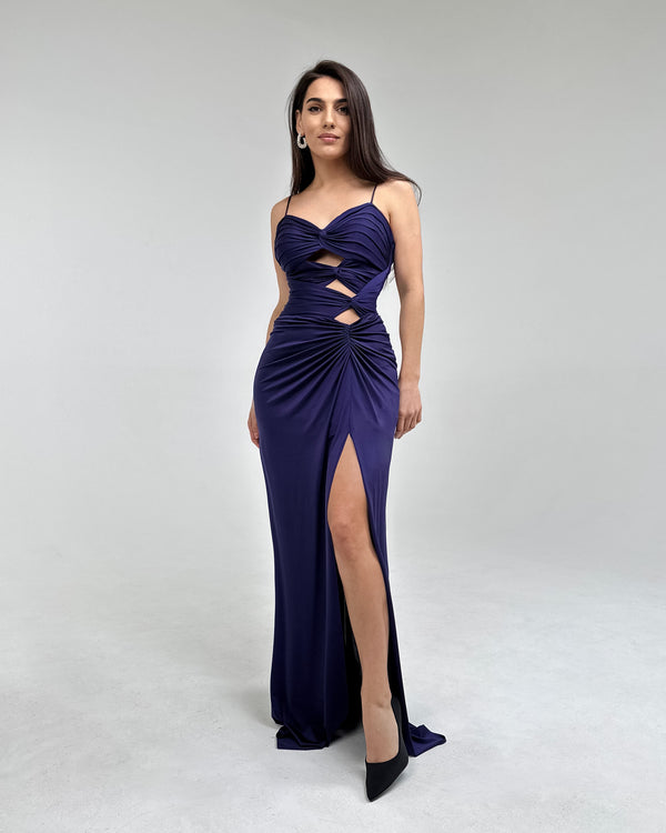 Rochie de ocazie mov cu slit, bretele subțiri, decolteu conturat, material elastic, cupe integrate, fermoar la spate.