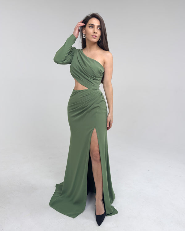 Rochie verde elegantă lungă cu o mânecă și șliț, design pe un umăr.