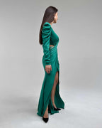 Rochie verde lungă de ocazie cu mâneci, șliț seducător și material elastic, închisă cu fermoar.