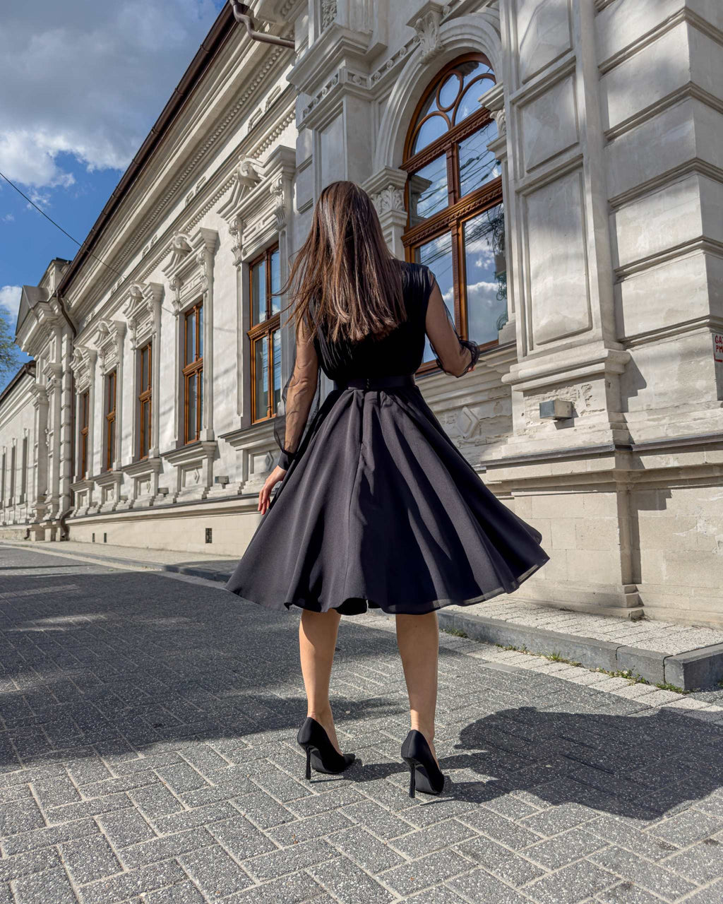 Rochie de ocazie neagră midi evazată cu mâneci lungi transparente și decolteu în V.