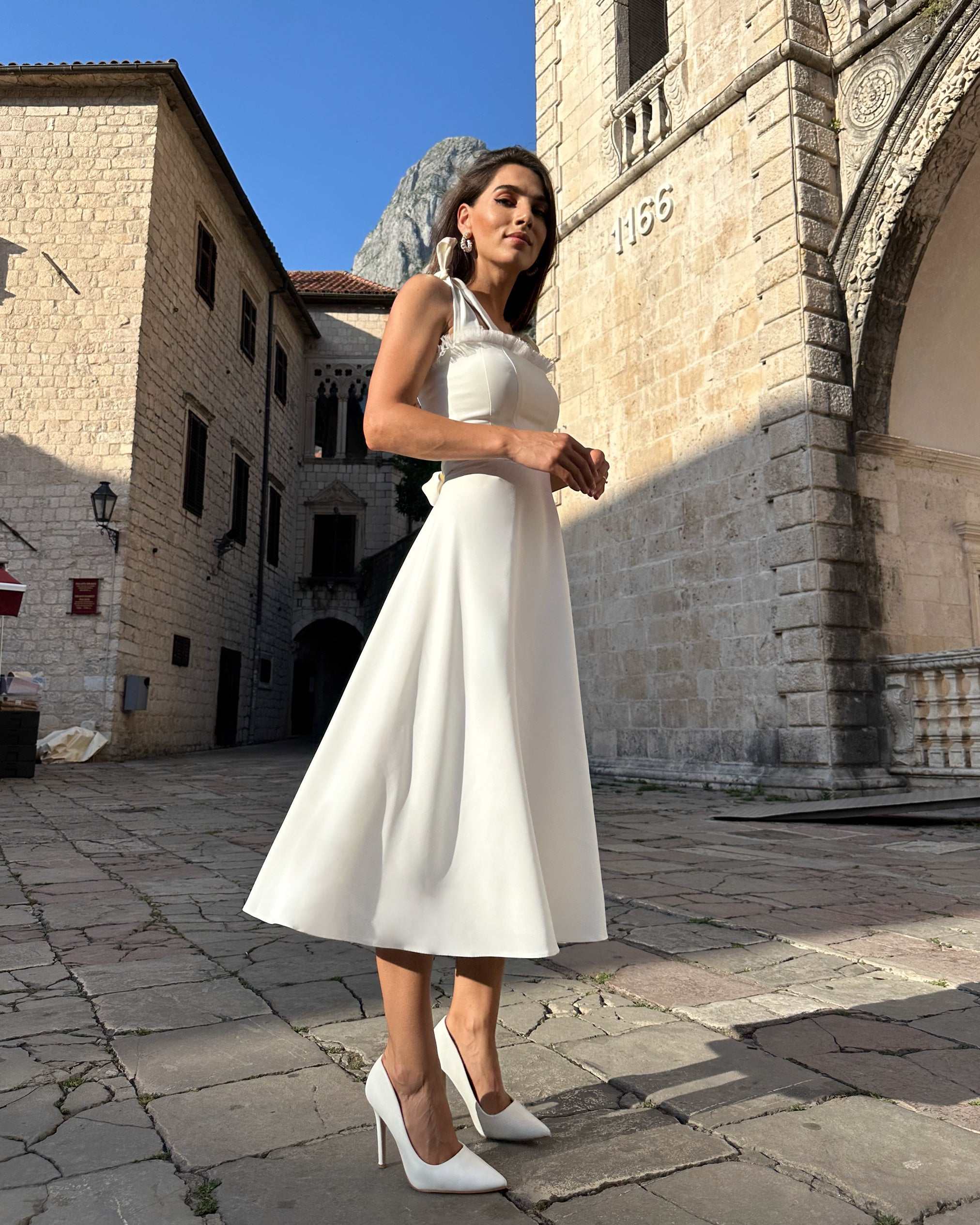 Rochie alba evazată cu corset reglabil și bretele ajustabile, ideală pentru evenimente speciale.