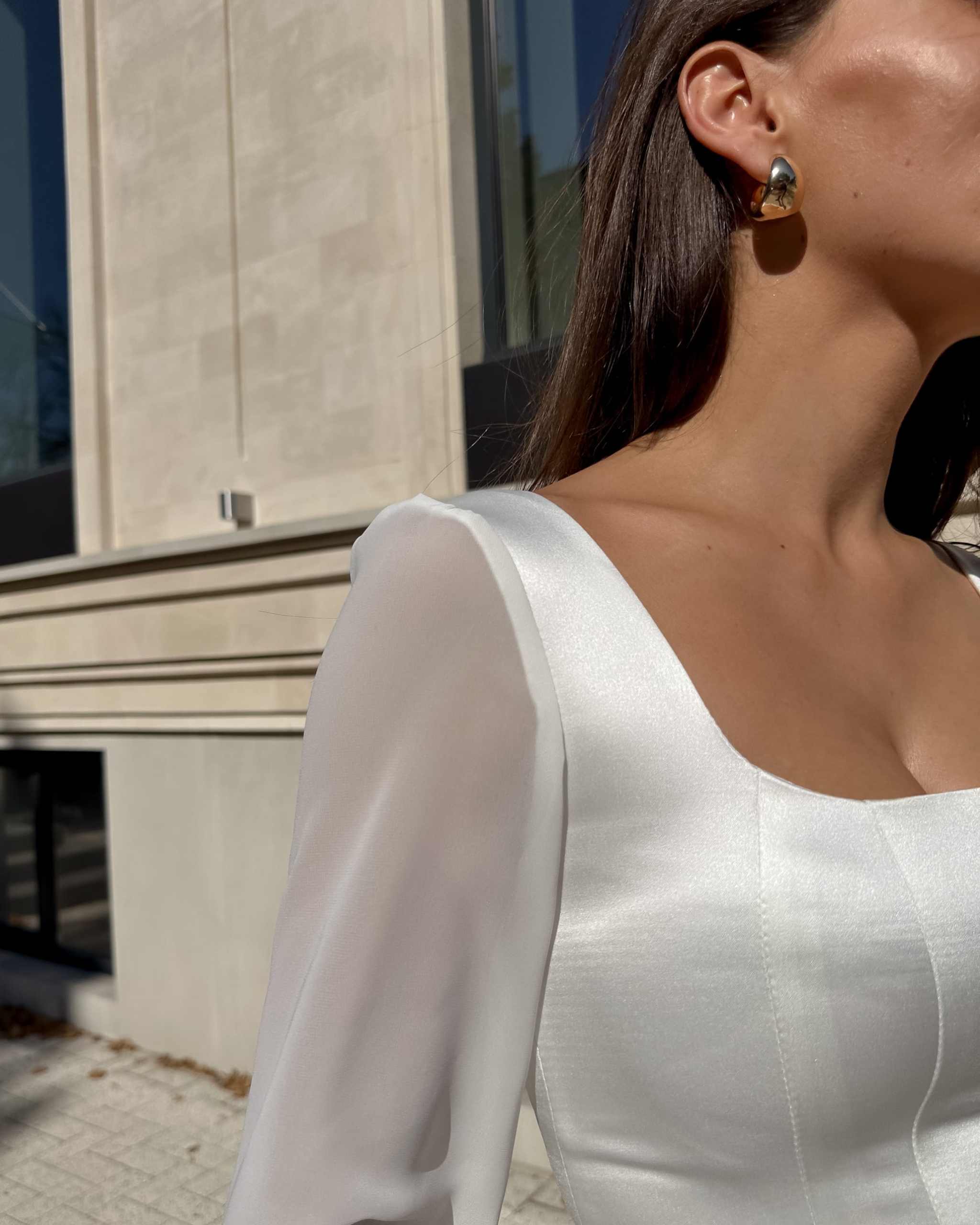 Rochie de mireasa lungă cu mâneci semitransparente și corset.