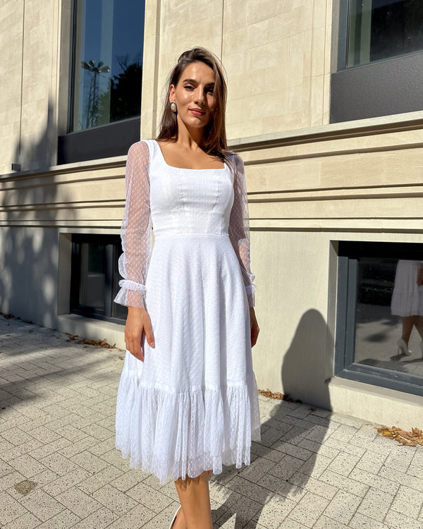 Rochie alba cununie midi evazată pentru cununie civilă, cu mâneci lungi și decolteu elegant.