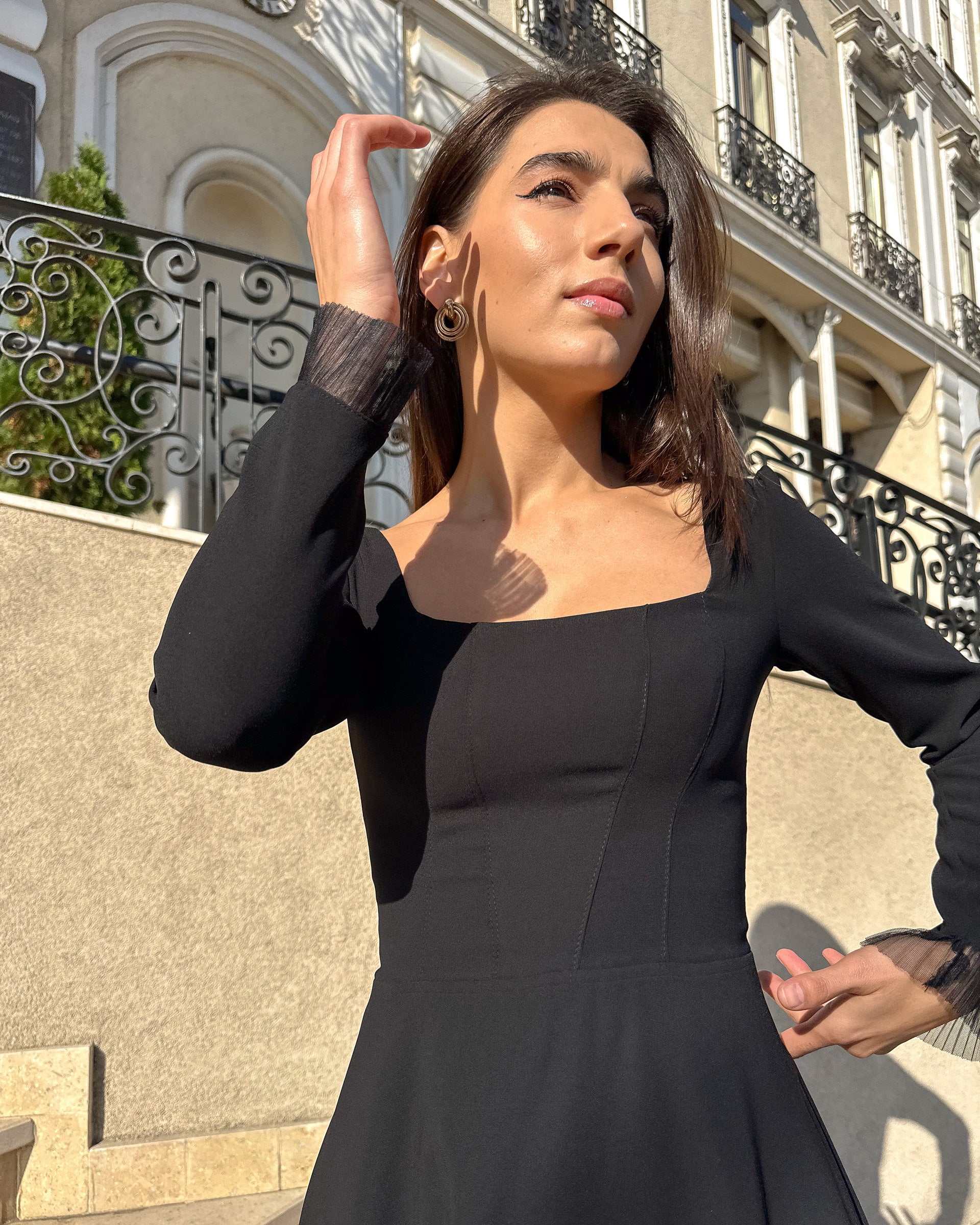 Rochie scurta neagră scurtă cu mâneci lungi ajustabile, ideală pentru ocazii speciale.