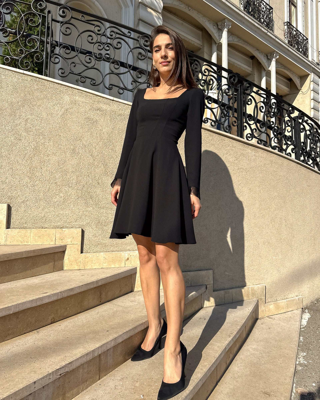 Rochie scurta neagră scurtă cu mâneci lungi, modernă și sofisticată, ideală pentru evenimente speciale.