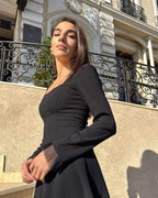 Rochie scurta elegantă neagră cu mâneci lungi și fermoar la spate, ideală pentru ocazii speciale.