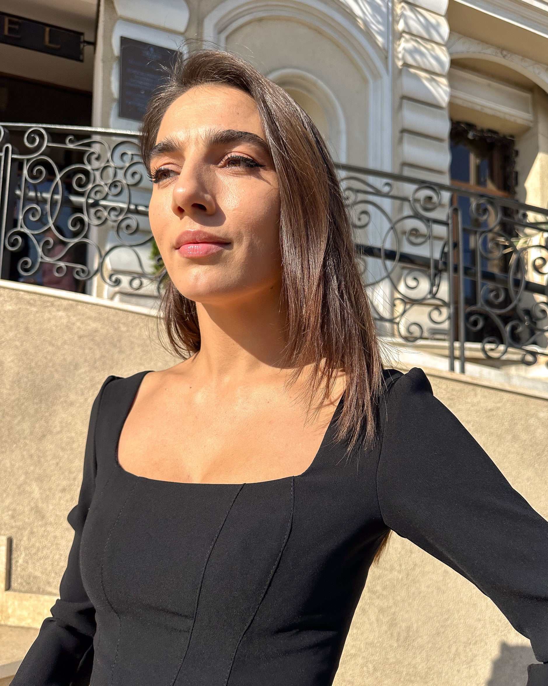 Rochie scurta cu mâneci lungi și design sofisticat, ideală pentru ocazii speciale.