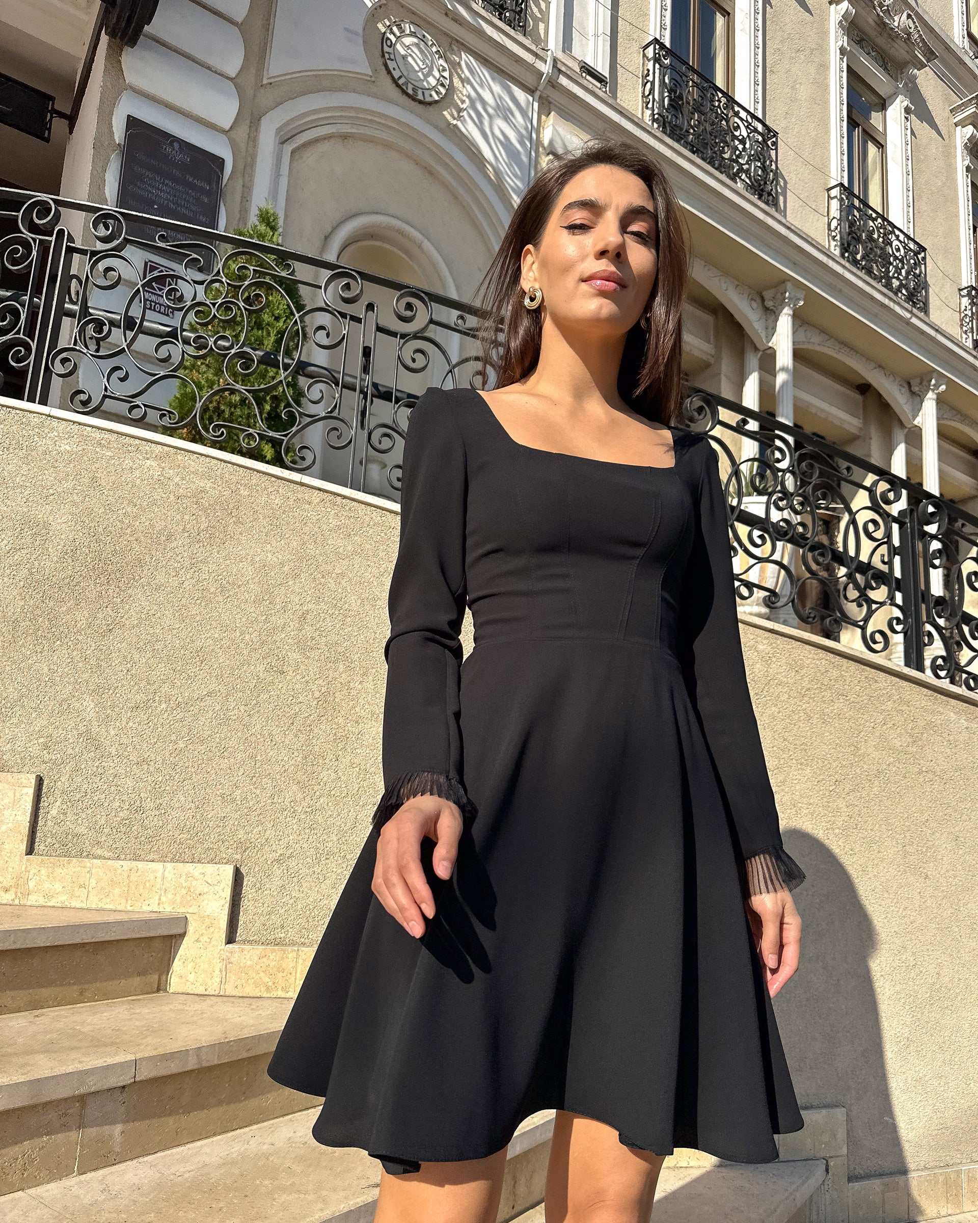 Rochie scurta cu mâneci lungi, șnur reglabil și fermoar discret la spate pentru ocazii speciale.