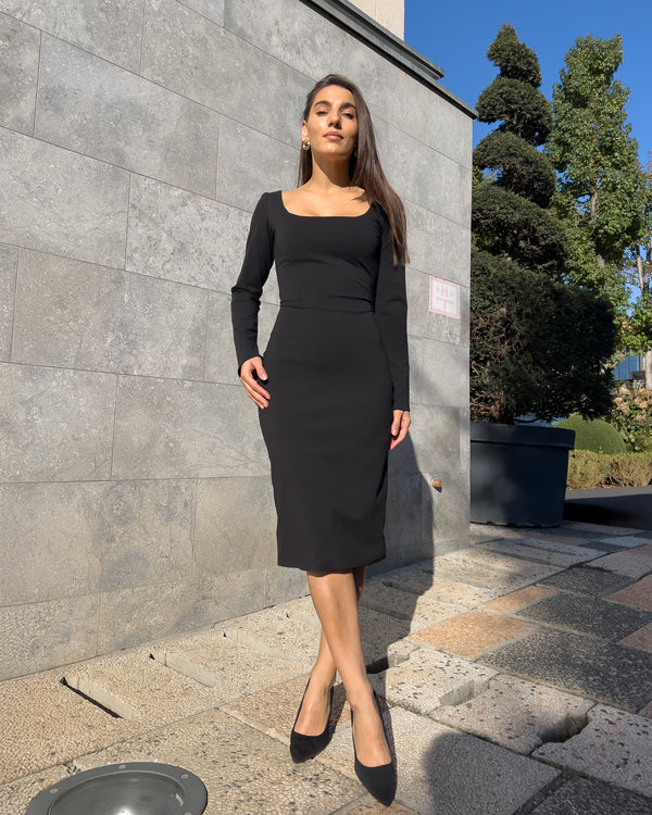 Rochie eleganta midi mulată, modelatoare, cu mâneci lungi, fundal exterior.