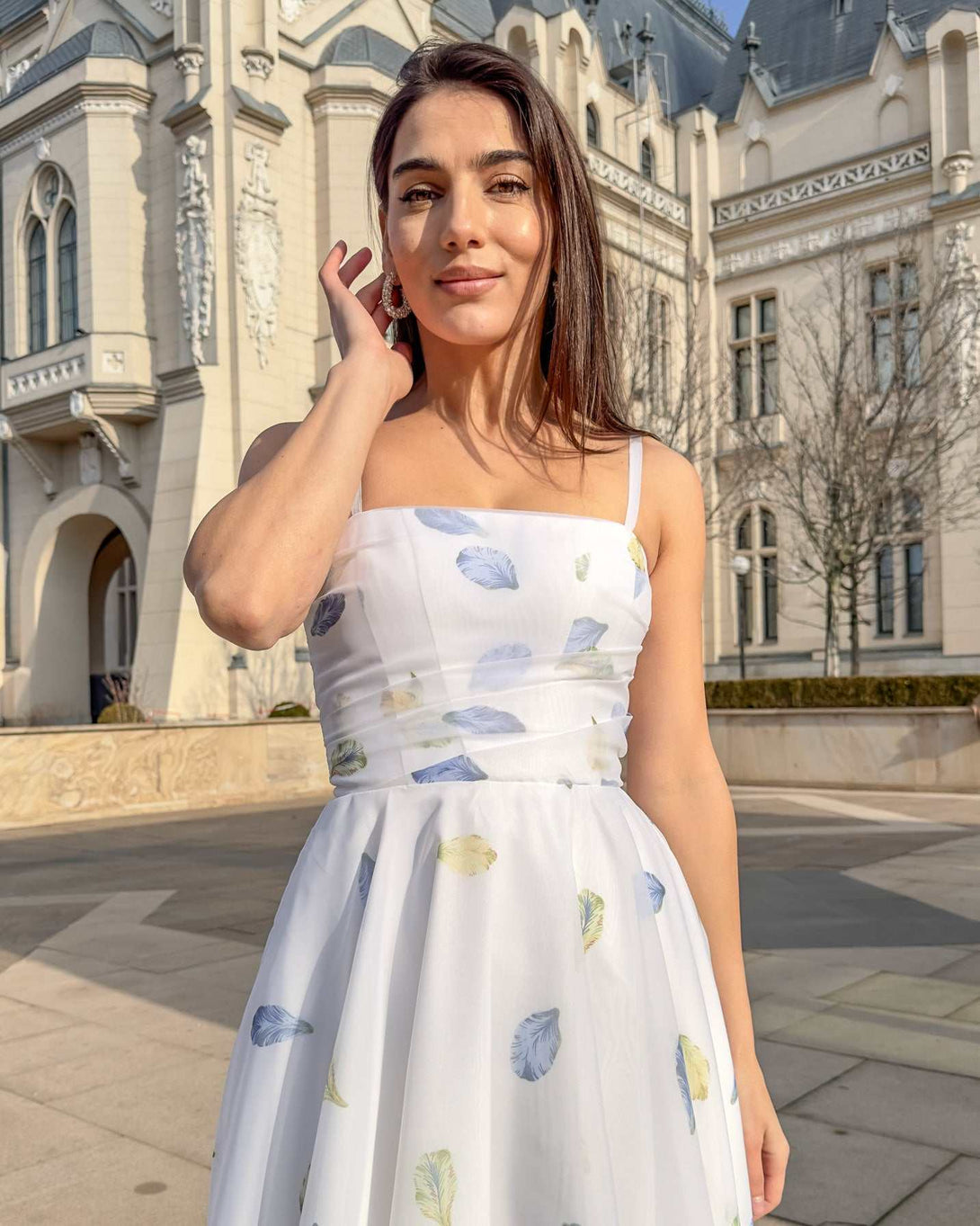 Rochie eleganta midi cu imprimeu floral și corset ajustabil elegantă, potrivită pentru evenimente speciale.