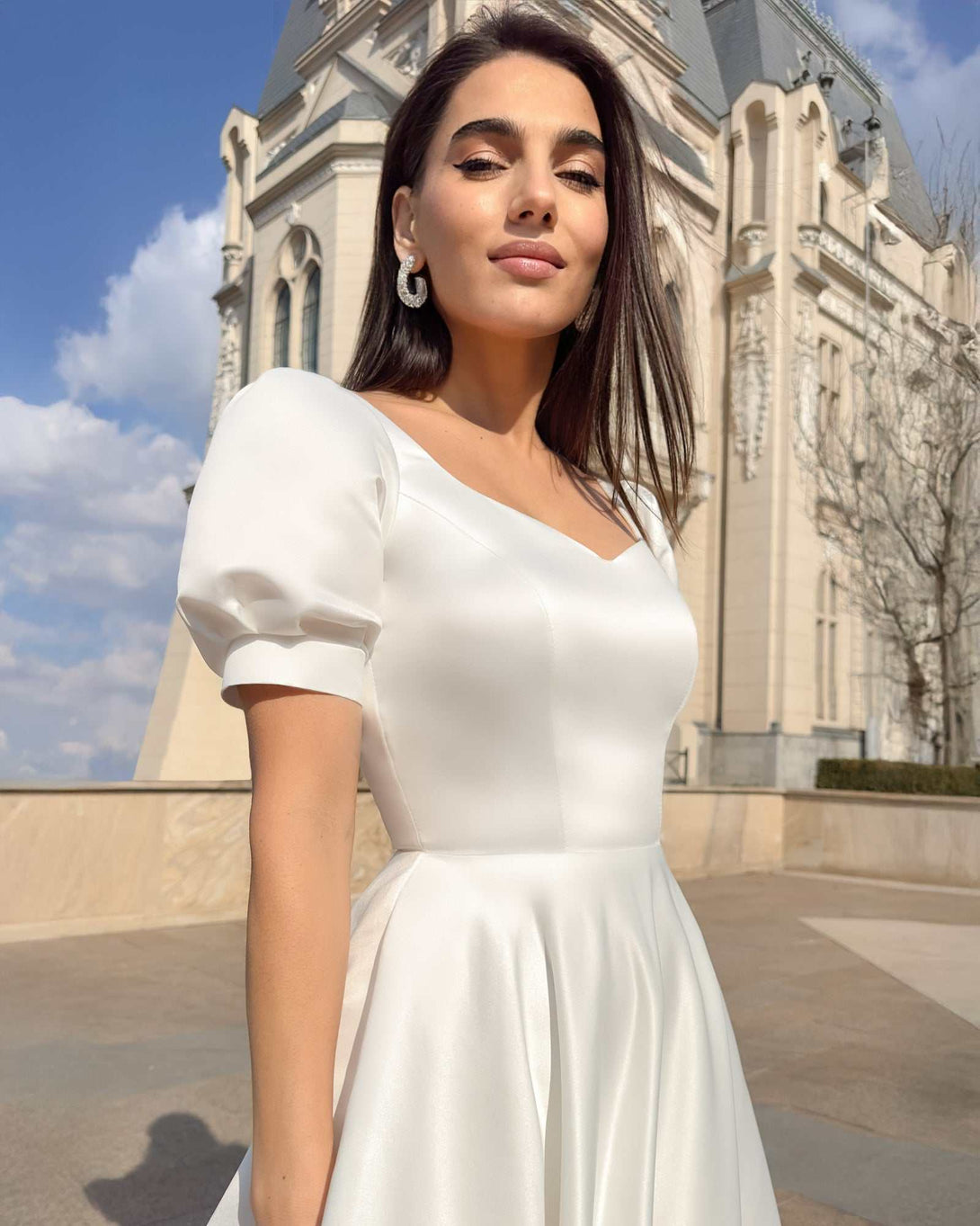 Rochie eleganta albă, design rafinat, vedere de aproape