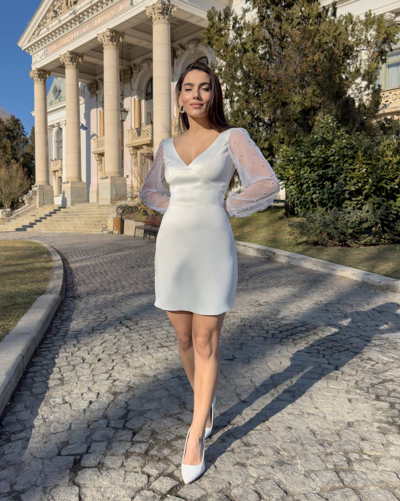 Short white dress made of elastic taffeta, with a V-neckline