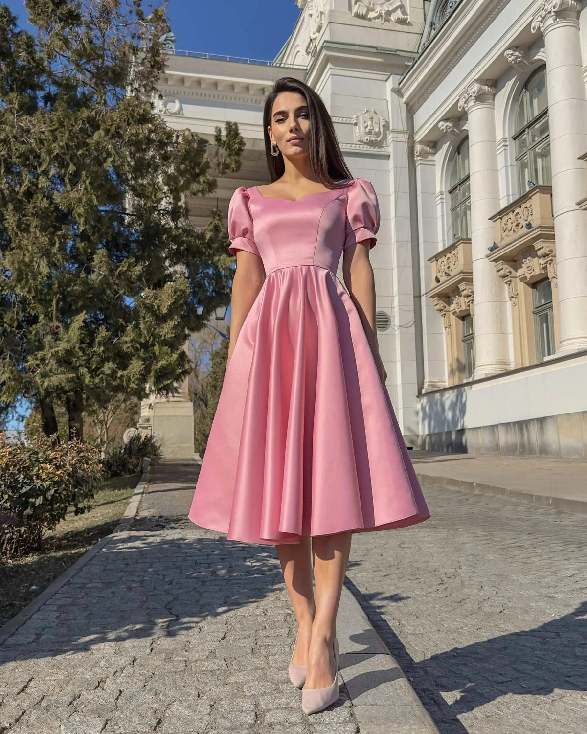 Rochie eleganta roz prafuit din satin, croiala A-line, ideală pentru ocazii speciale.