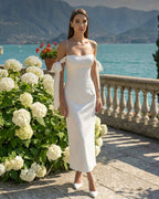 Elegant white dress with a fitted silhouette and a slit for special parties