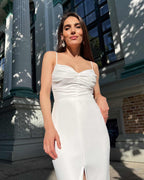 Rochie alba elegantă cu slit și bretele, crep, potrivită pentru evenimente speciale.