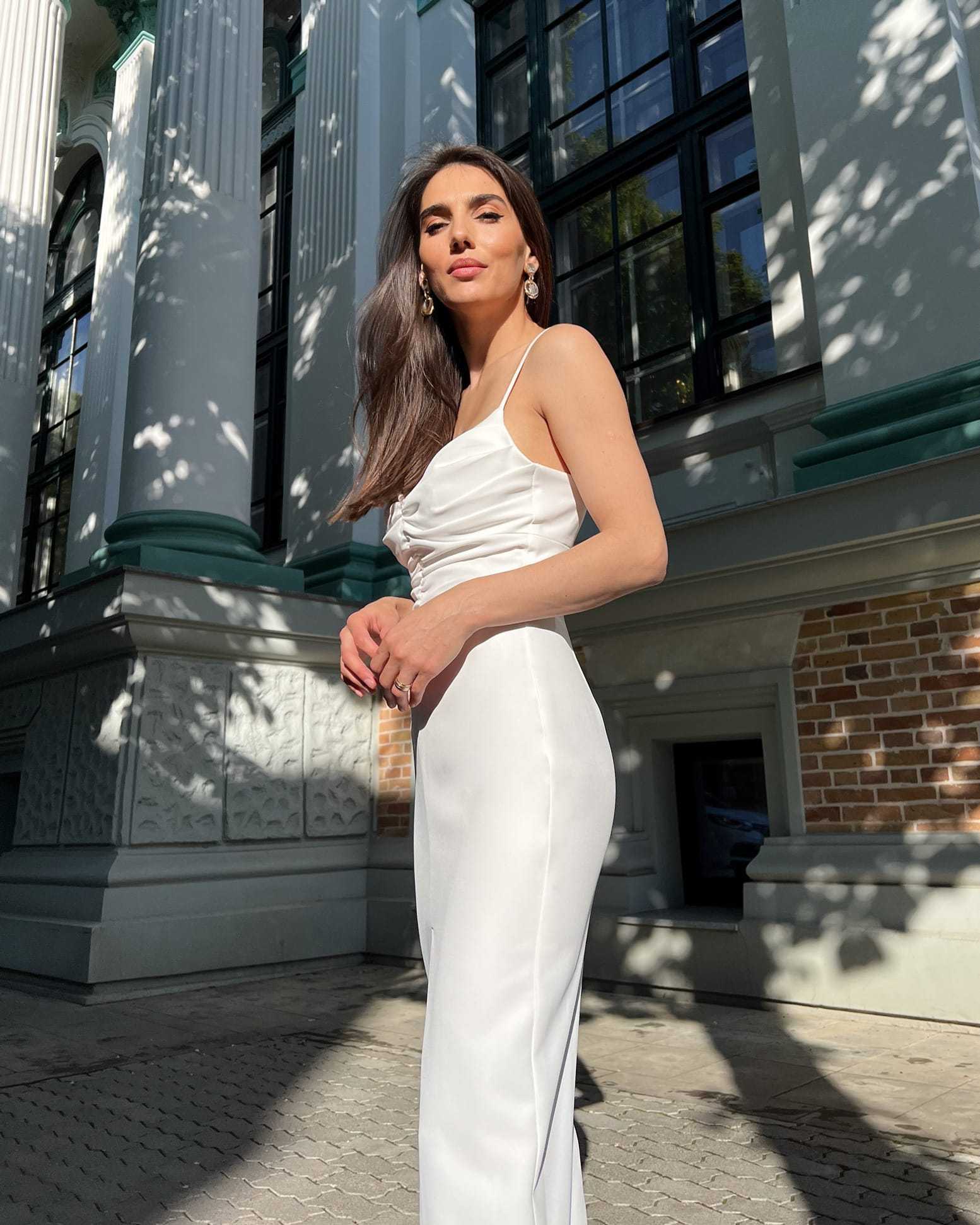 Rochie alba elegantă cu bretele și slit, perfectă pentru evenimente speciale.