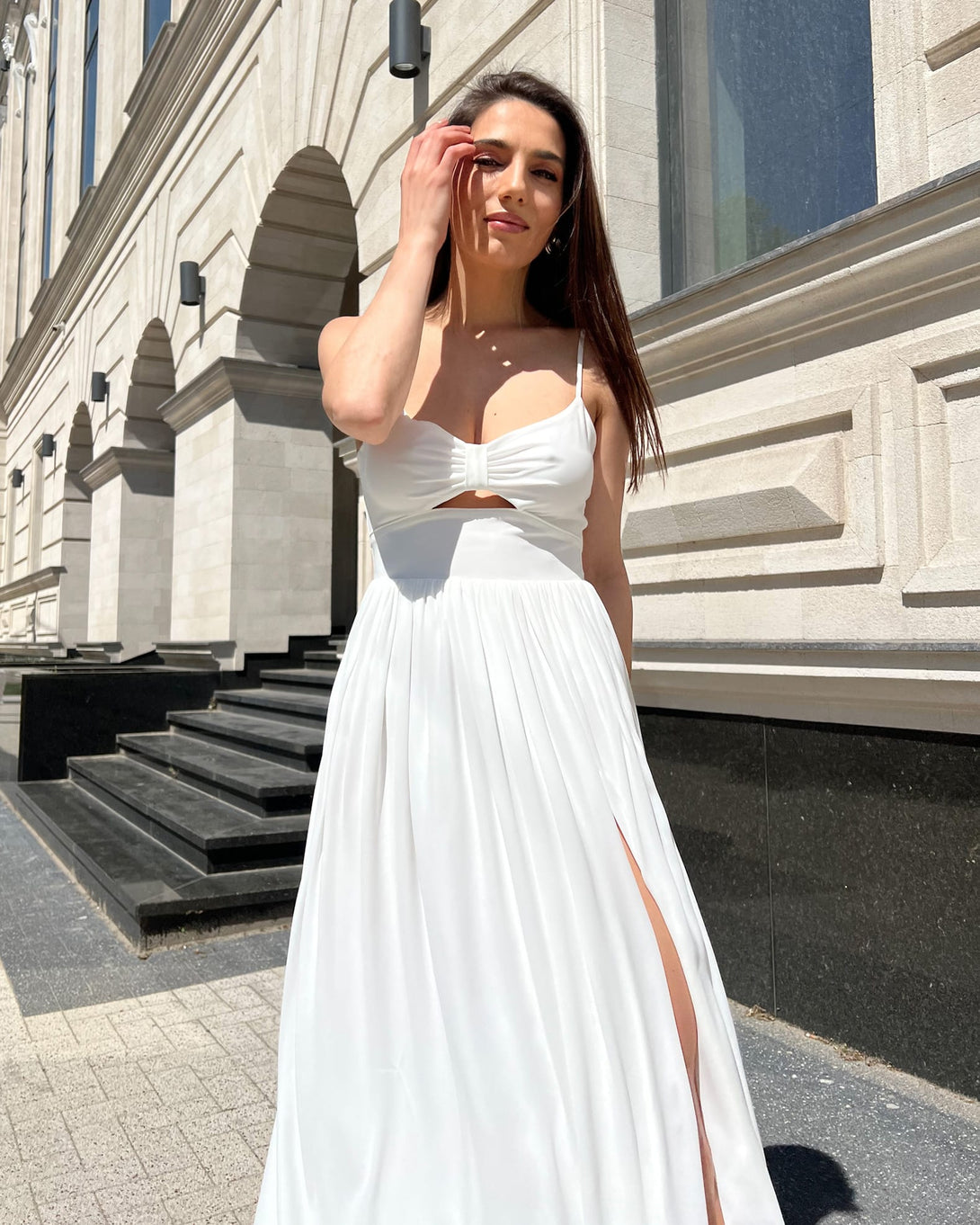 Rochie alba eleganta cu slit si bretele - BELLADRESS