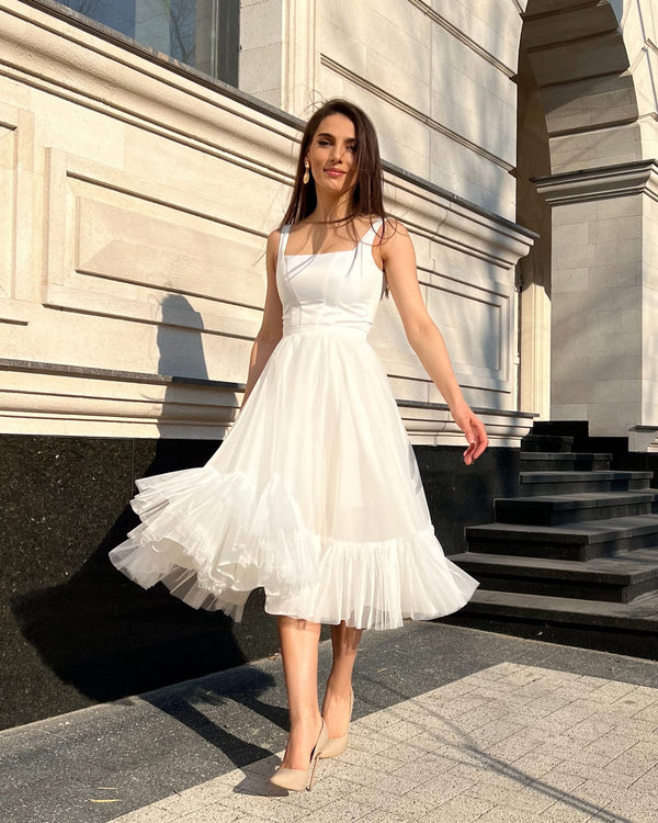 Rochie cununie civila albă elegantă midi cu decolteu, stil A-line, satin regal, fără mâneci.