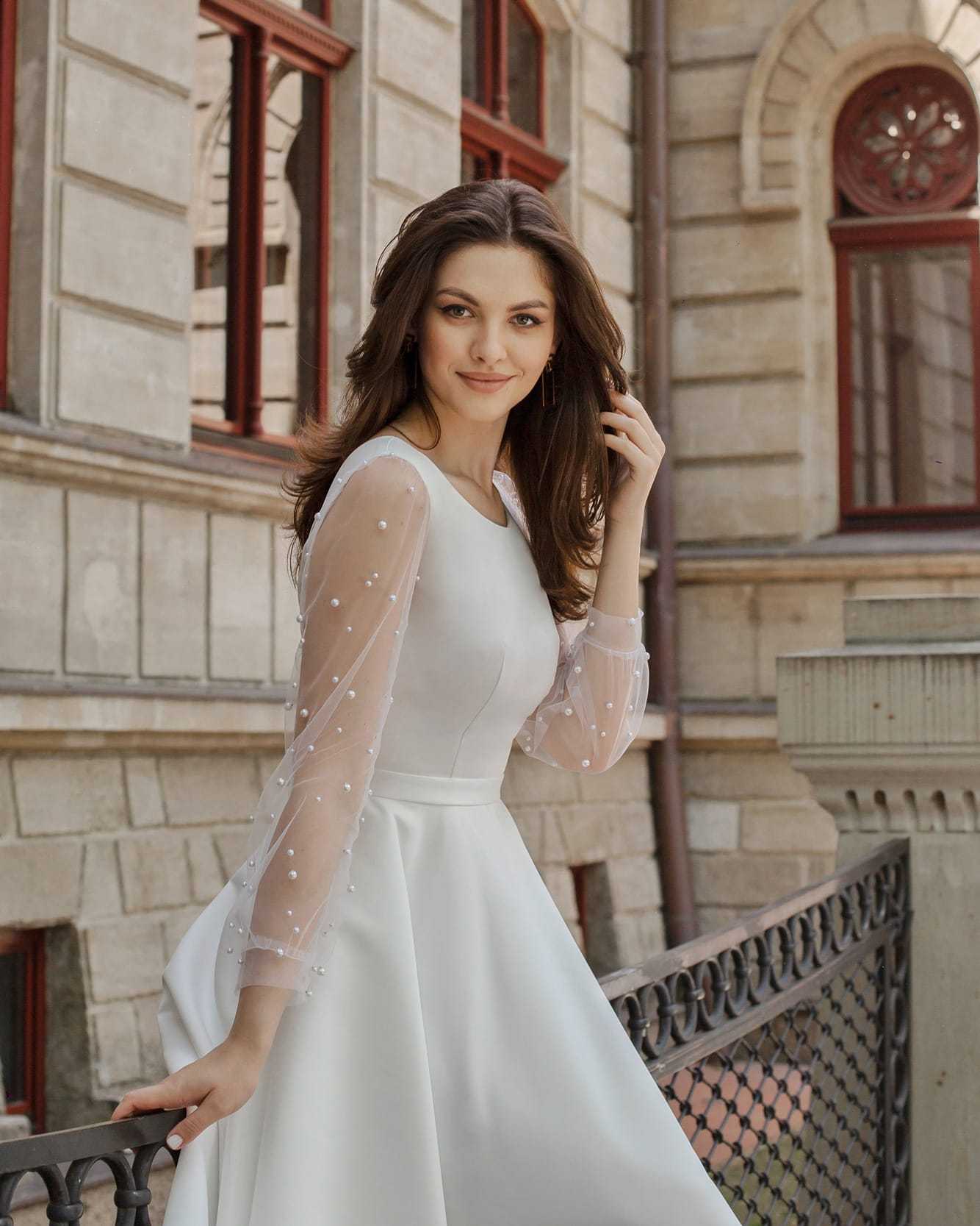 Rochie cununie civila cu mâneci din perle și croială A-line.