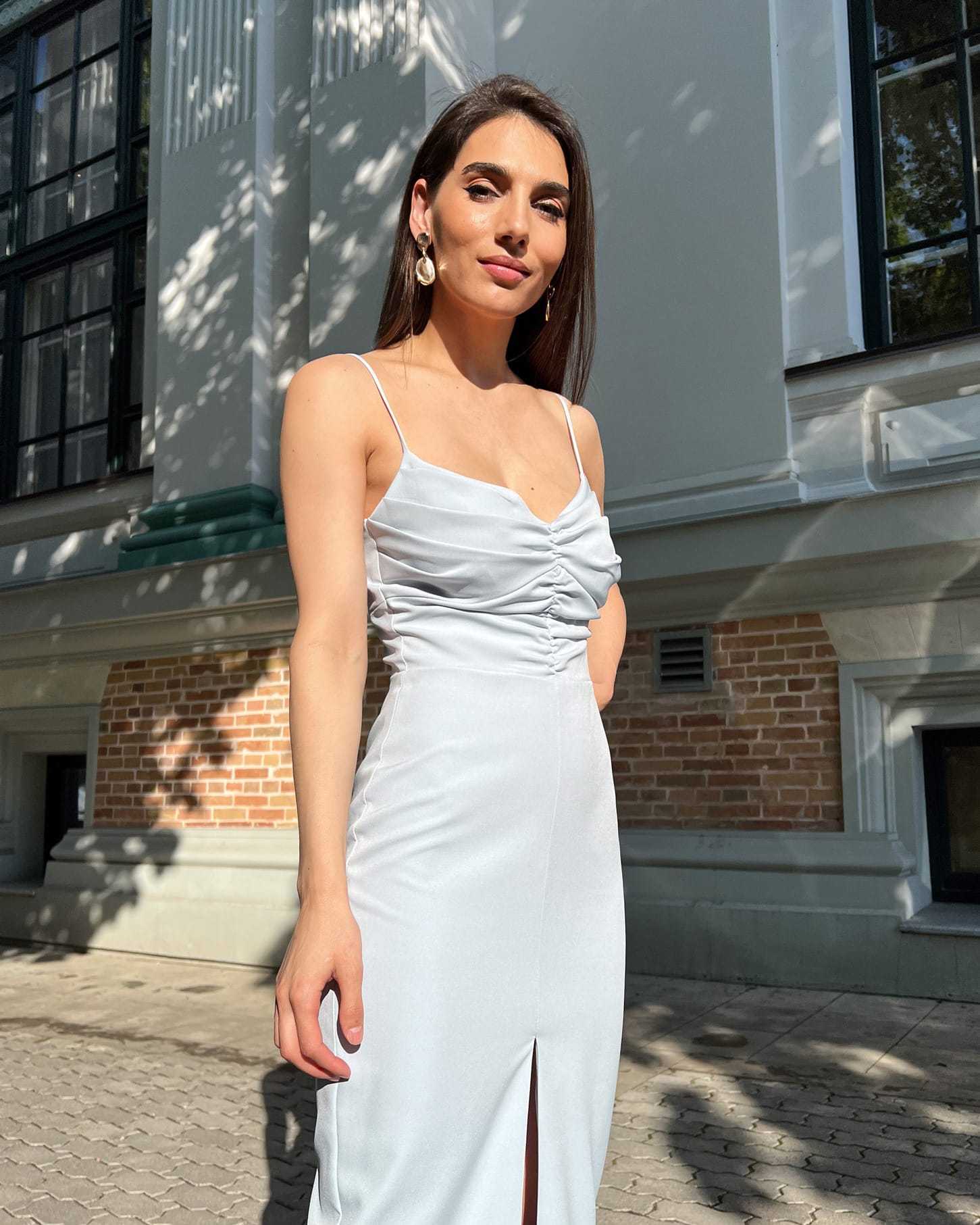 Rochie albastra elegantă cu slit, din crep elastic, evidențiere siluetă.