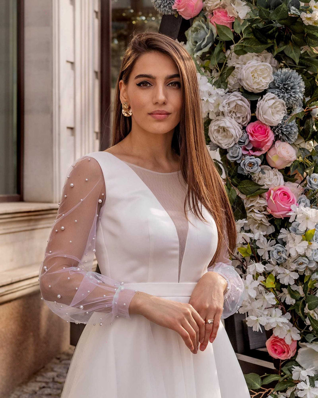 Rochie cununie civila scurtă, mâneci lungi din perle, decolteu V transparent.