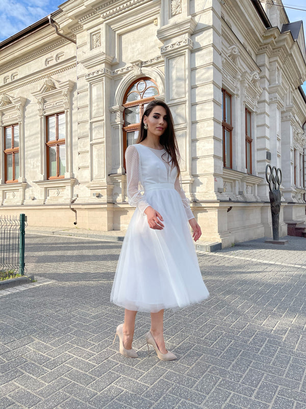 Rochie de mireasa elegantă albă pentru cununie sau înscriere civilă, cu decolteu în V și fustă din tull.