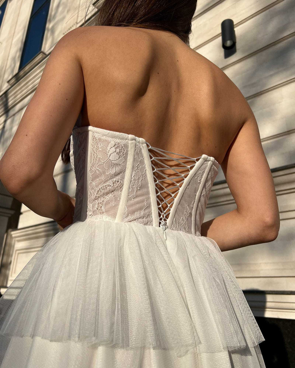 Rochie alba midi cu corset și dantelă, vedere spate cu șiret reglabil.