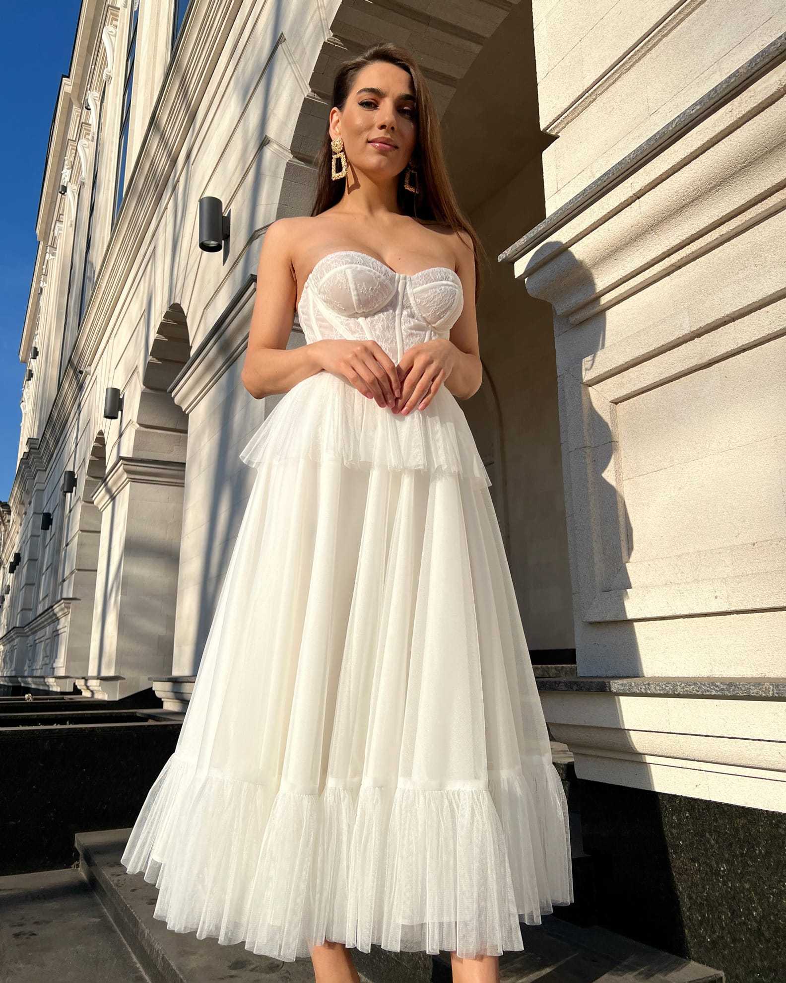 Rochie alba elegantă midi cu corset și dantelă pentru evenimente speciale.