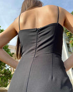 Rochie eleganta de seară din satin crep elastic, croială ajustată, fermoar la spate.