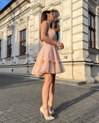 Rochie eleganta de ocazie roz deschis scurtă cu corset, fustă evazată și bandă din catifea, ideală pentru evenimente speciale.