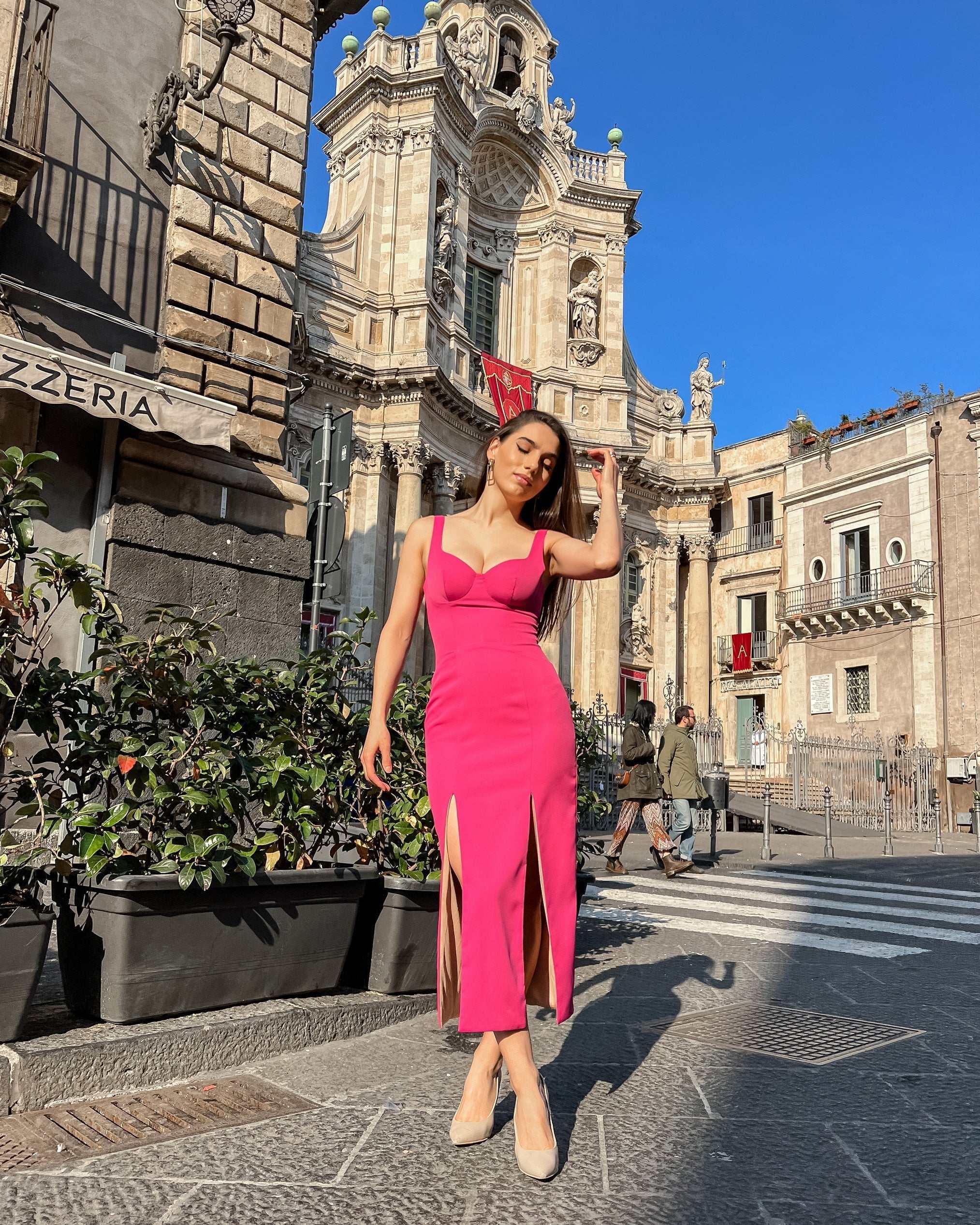 Rochie eleganta roz decoltată cu slit dublu în oraș.