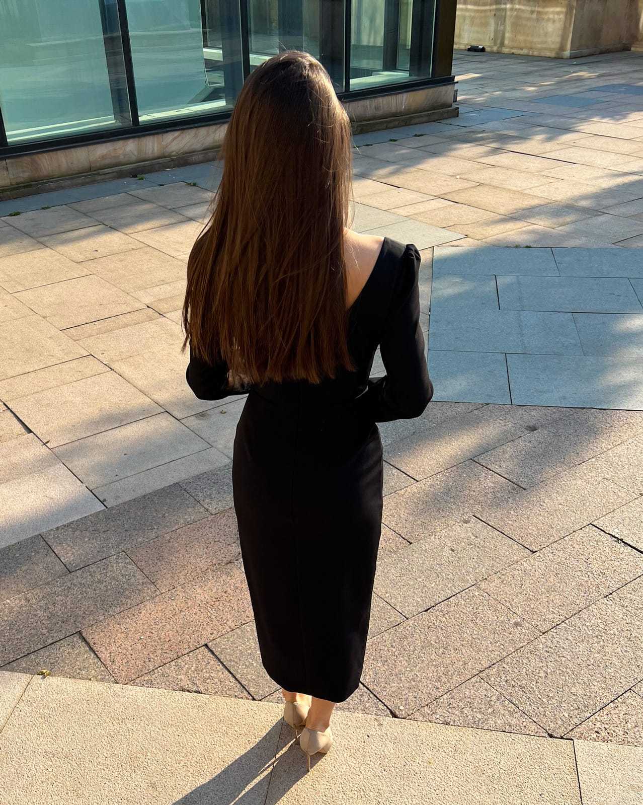 Rochie eleganta cocktail cu slit si maneci lungi, vedere din spate.