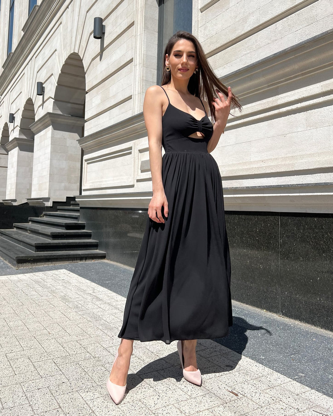 Rochie neagra cu slit si bretele - BELLADRESS