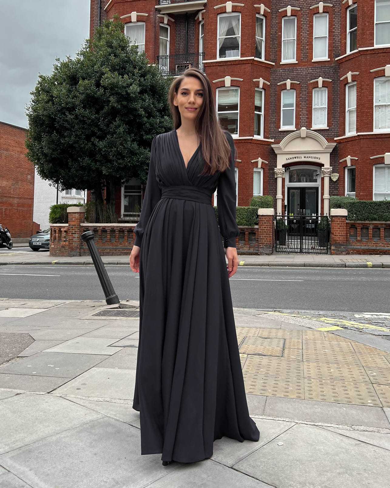 Rochie eleganta de seară lungă cu pliuri și decolteu în V, mâneci lungi, țesătură crep chiffon.