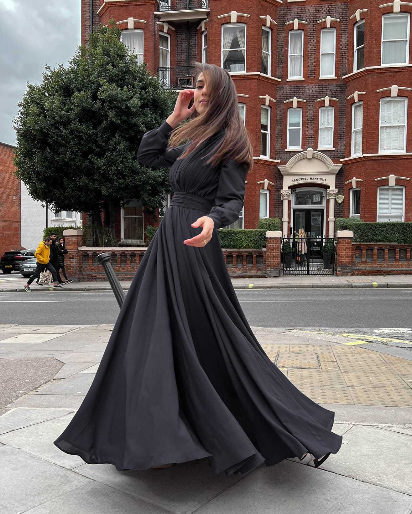 Rochie eleganta de seară lungă cu pliuri și decolteu adânc, mânecă lungă, țesătură crep chifon.