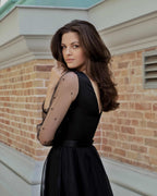 Rochie de ocazie neagră midi elegantă cu mâneci din plasă și perle, perfectă pentru evenimente speciale.