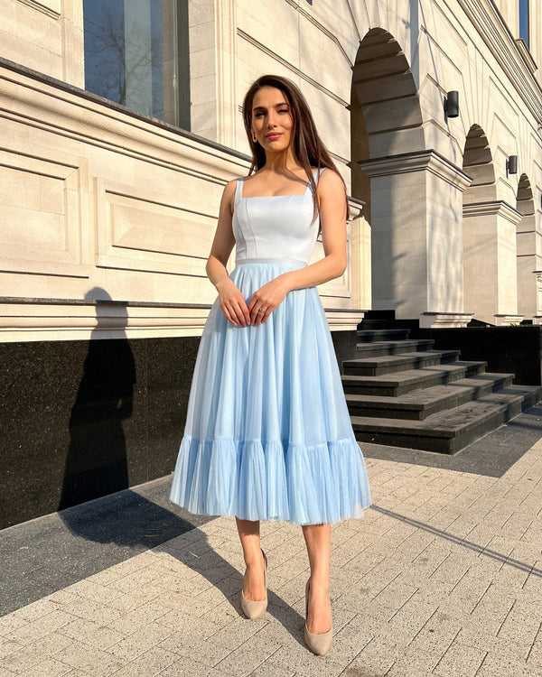 Rochie eleganta petrecere albastră midi evazată, elegantă, fără mâneci, cu cordon și decolteu.