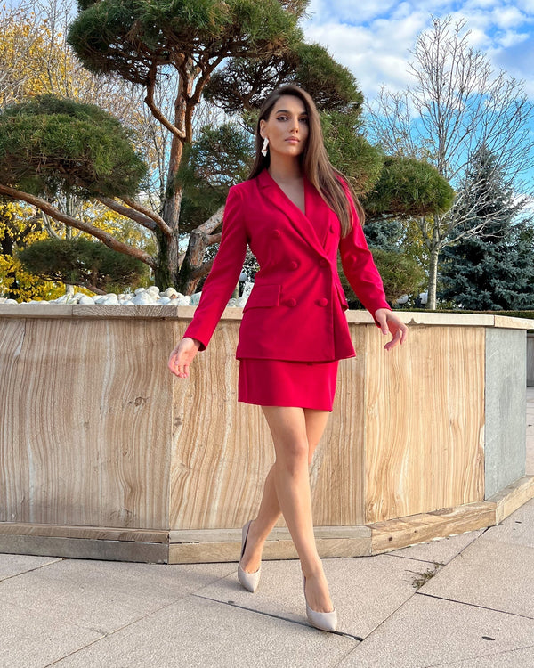 Sacou dama fucsia cu două rânduri de nasturi, model cambrat și lung, cu guler în V și buzunare decorative.